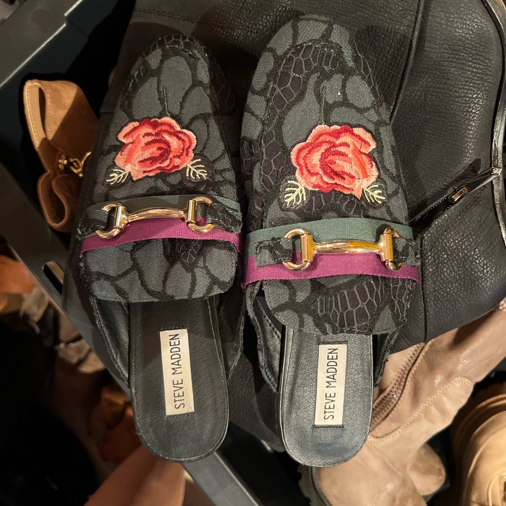 Steve Madden Black Floral Embroidered Loafers